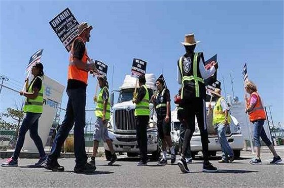 洛杉矶和长滩港口卡车司机开始罢工