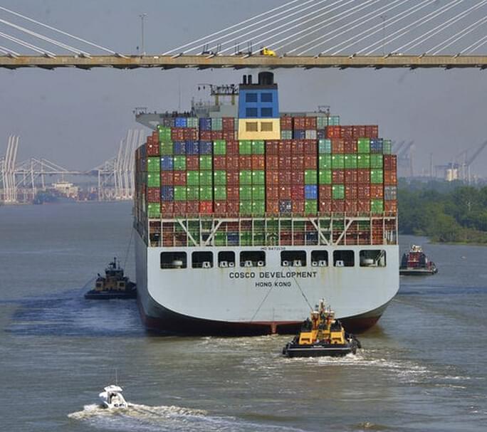 “它占了一整条河”——美国东海岸迎来最大集装箱船