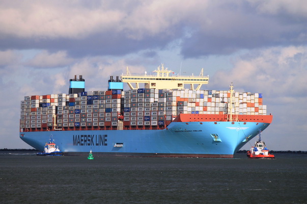 马士基暂停在杰贝阿里港转运卡塔尔的集装箱