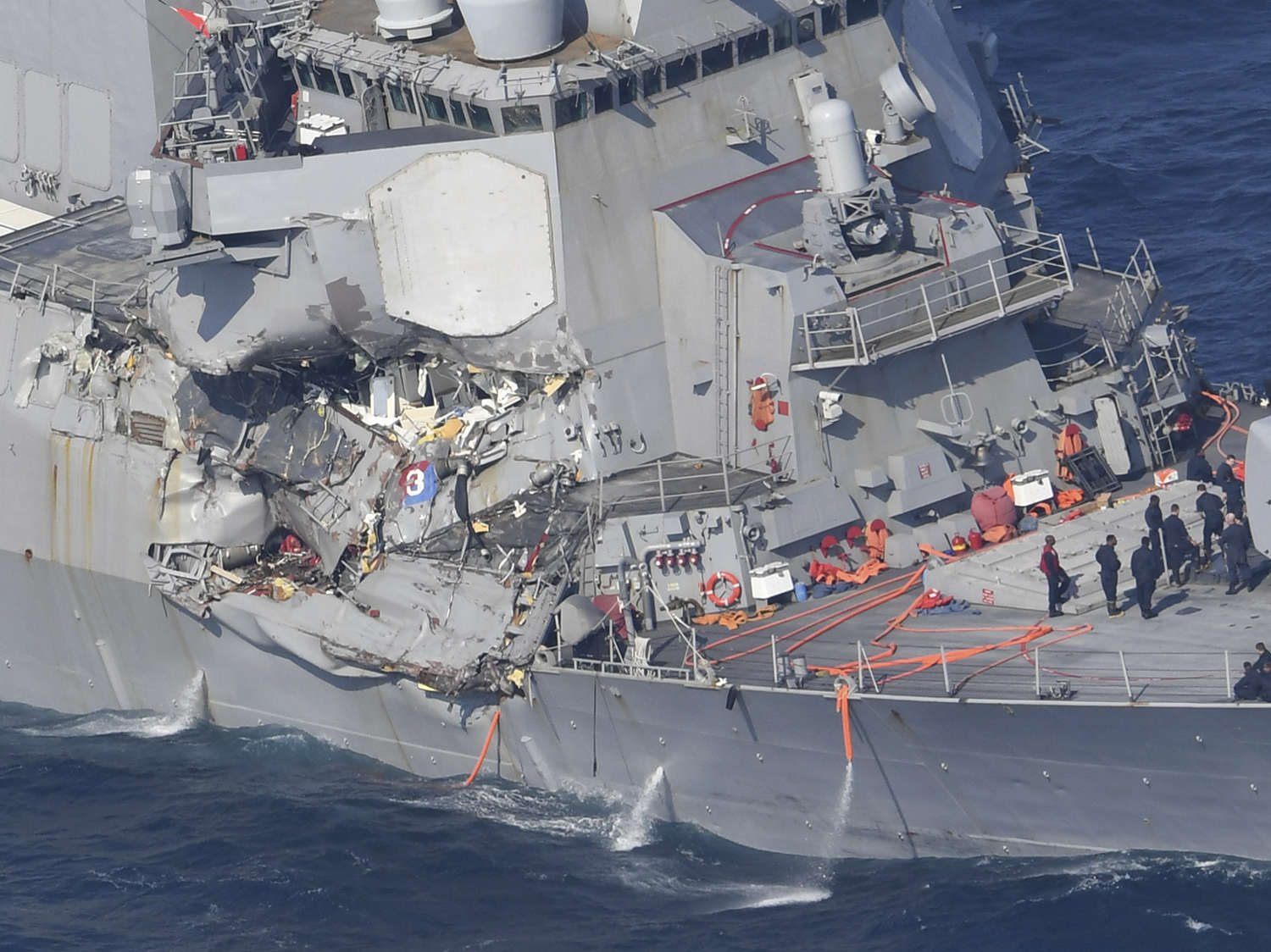 美军驱逐舰USS Fitzgerald与集装箱船ACX Crystal相撞，七名海军死亡