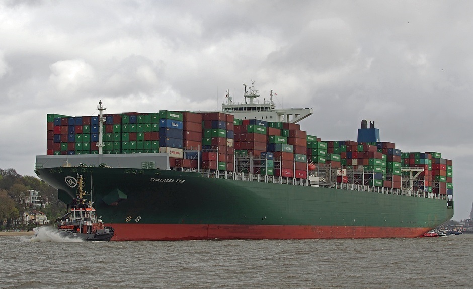 长荣海运THALASSA TYHI与起重机相撞,仍在维修 长荣海运THALASSA TYHI与起重机相撞,仍在维修