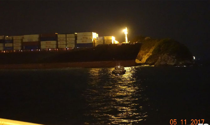 伊朗5000TEU集装箱船TOUSKA撞岛搁浅