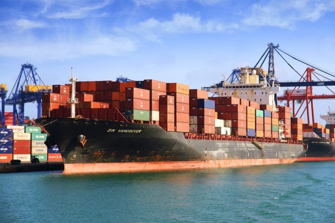 运营商走向重大损失，对集装箱船租船市场构成威胁