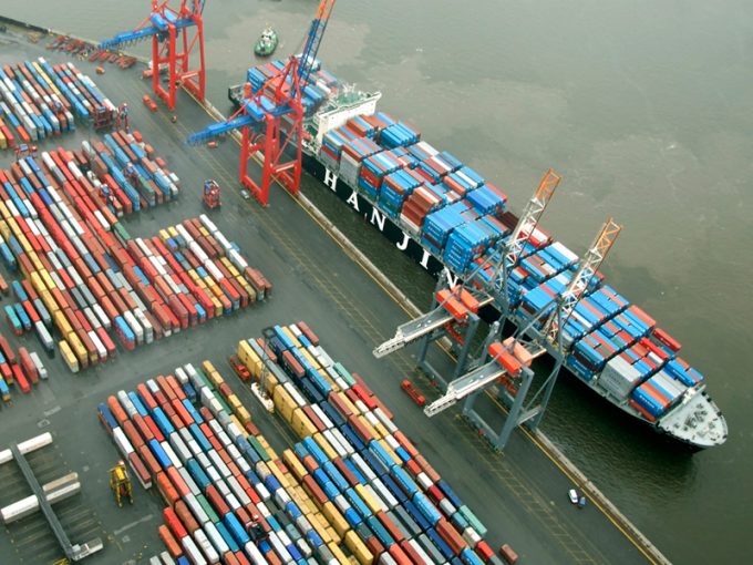 由于易北河深化未成功，汉堡港进一步落后集装箱港口竞争对手