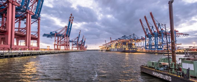 集装箱海运公司迈向海运费和燃油费的临界点