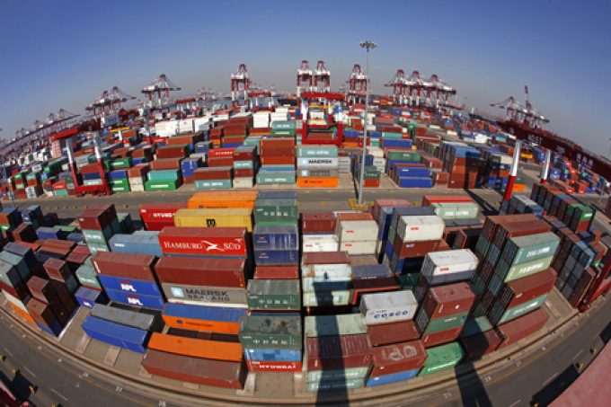 由于急于填补集装箱船以应对贸易战的关税，亚洲至美国即期海运费飙升